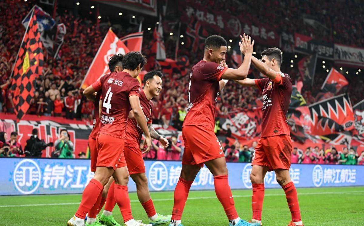 包含上港豪取胜利，保持中超领队集团的词条