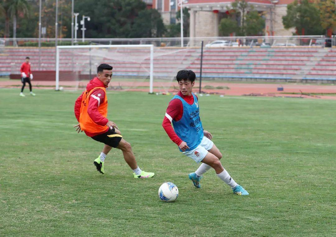 开云体育平台APP-球队备战新赛季，集结球员展开训练备战
