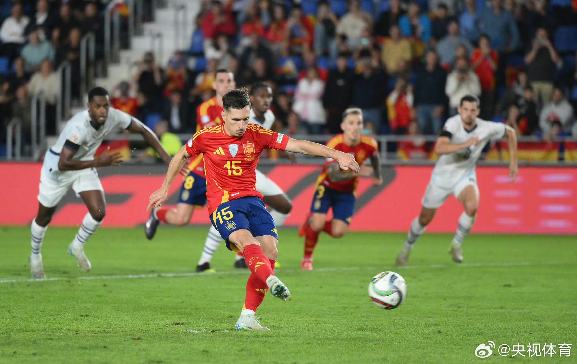 关于强强对话！欧国联赛上演精彩碰撞的信息