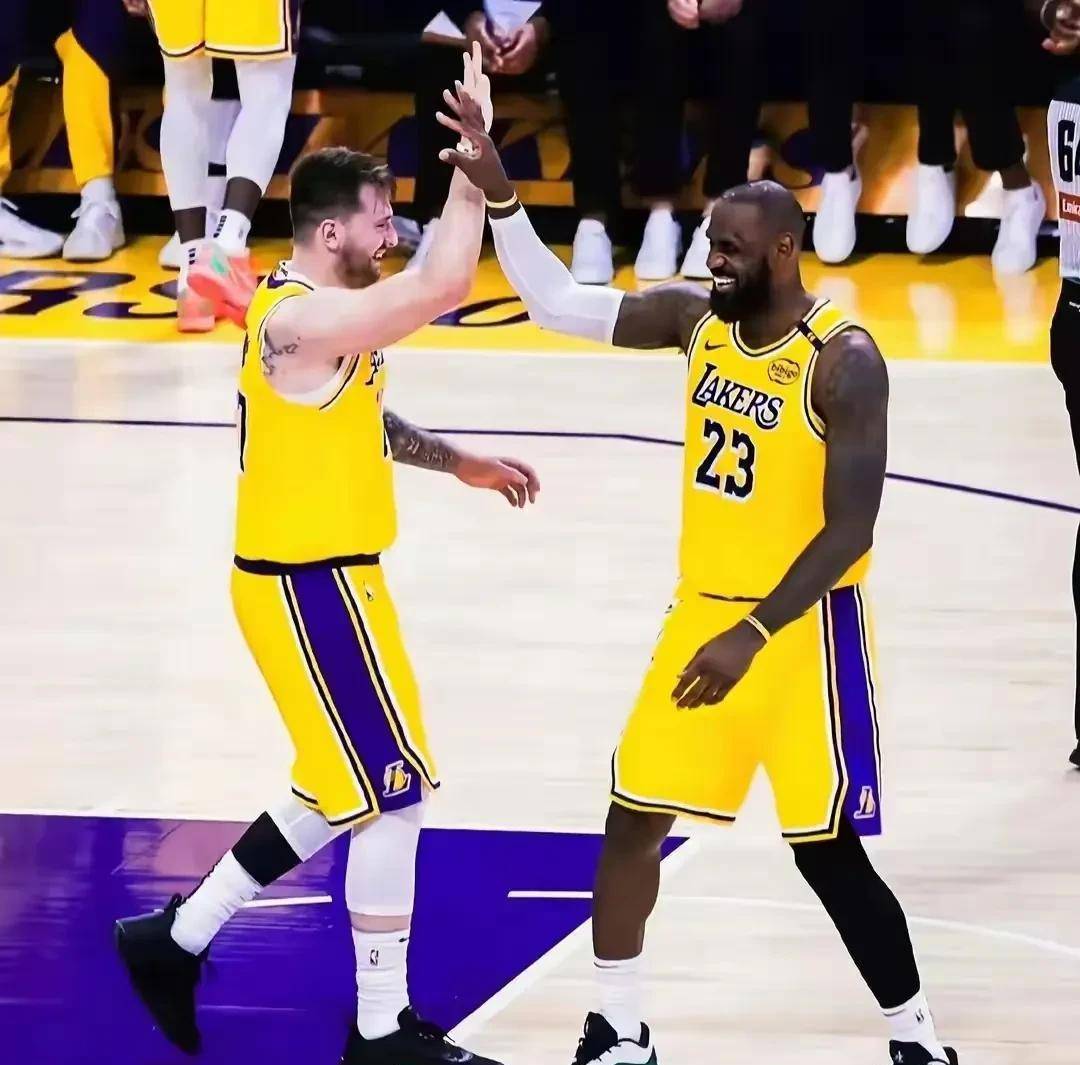 开云平台-包含湖人队迎来关键对阵，球星助阵场面精彩的词条