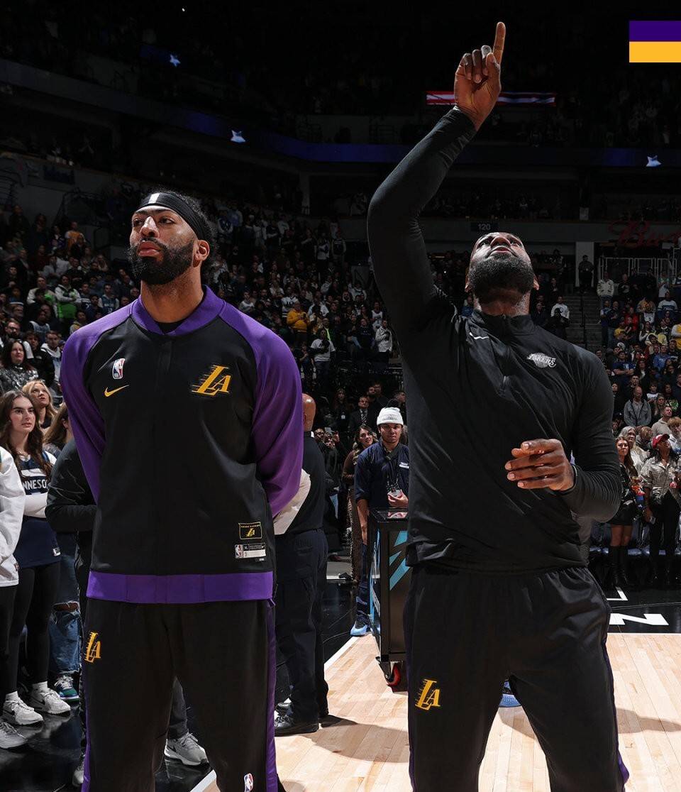 包含湖人队迎来关键对阵，球星助阵场面精彩的词条