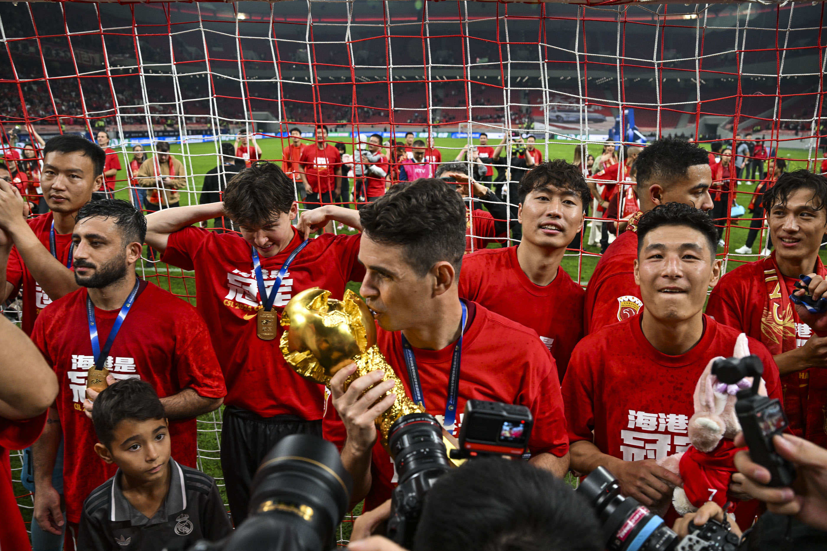 上港对战恒大,上海球迷瞩目关注的简单介绍 上港对战恒大,上海球迷瞩目关注的简单介绍