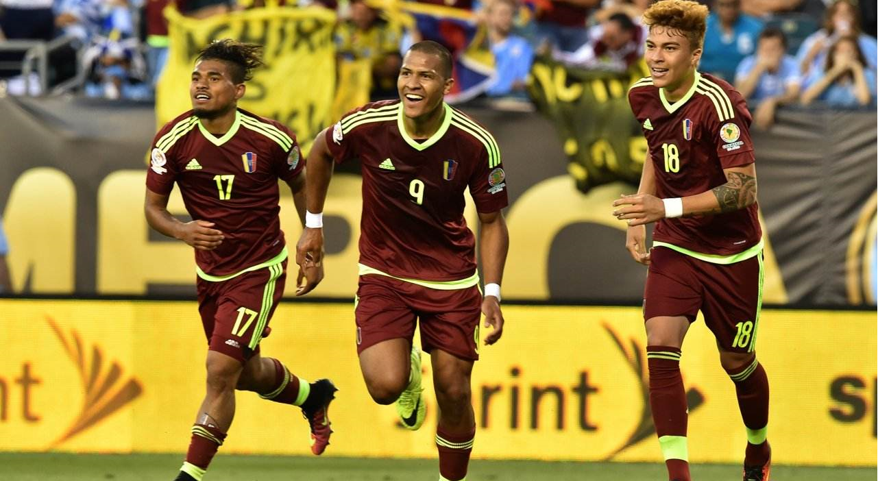 包含瑞典队客场胜乌拉圭队,稳坐小组头名位置的词条 包含瑞典队客场胜乌拉圭队,稳坐小组头名位置的词条