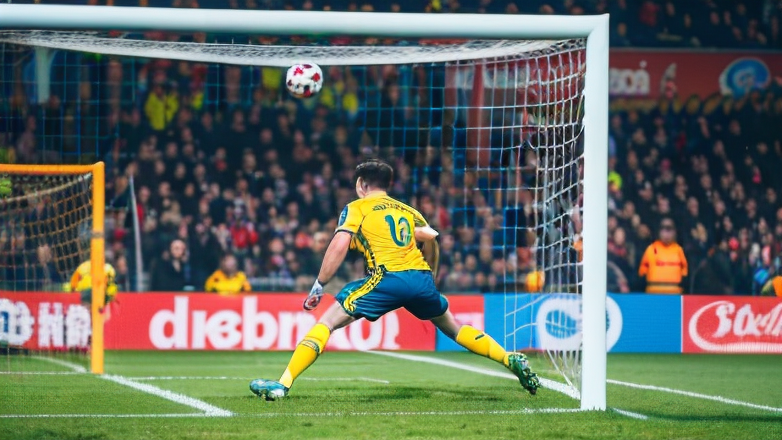 关于足球比赛精彩纷呈,球员们奋勇拼搏的信息 关于足球比赛精彩纷呈,球员们奋勇拼搏的信息