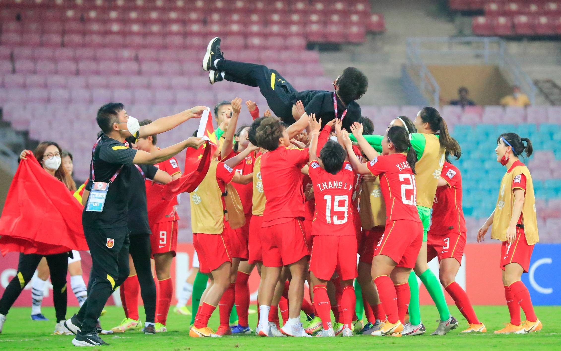 开云体育登录-包含女足锦标赛冠军球队庆祝胜利，场面壮观的词条