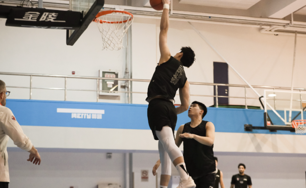 北京首钢男篮精彩表现，取得大胜！