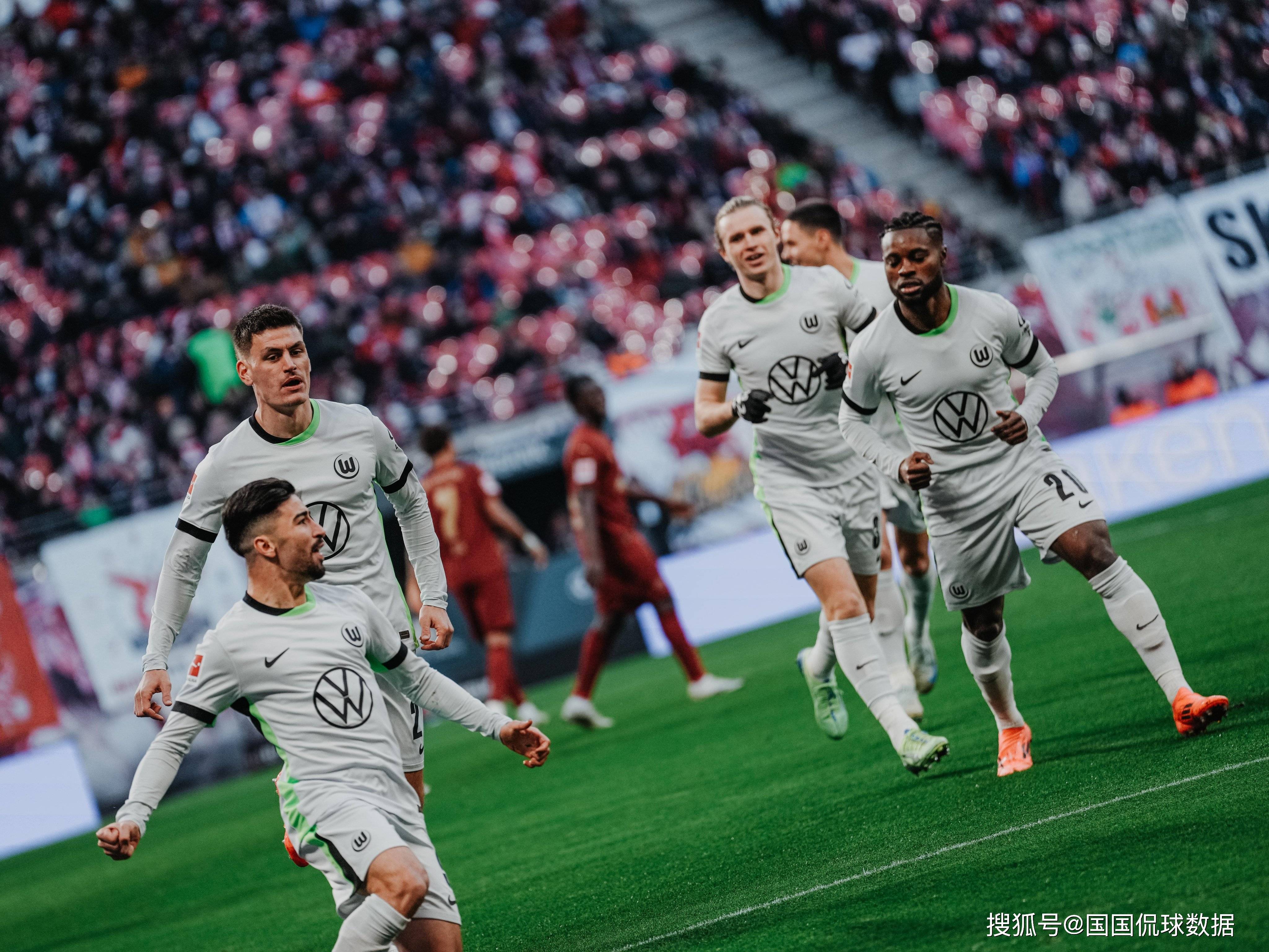 包含弗莱堡战胜对手，稳坐积分榜前列的词条