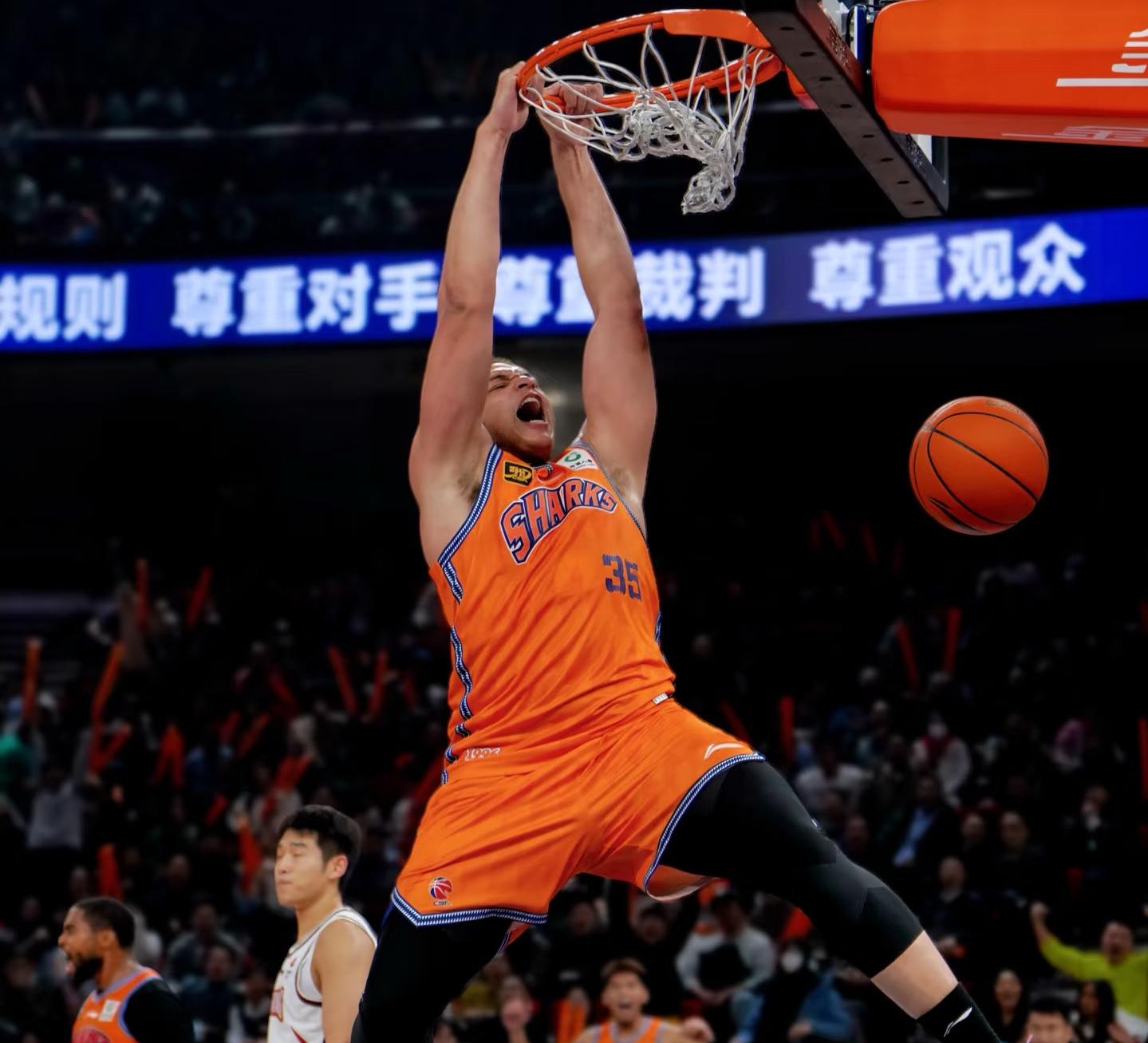上海男篮惊险获胜,实力强劲 上海男篮惊险获胜,实力强劲