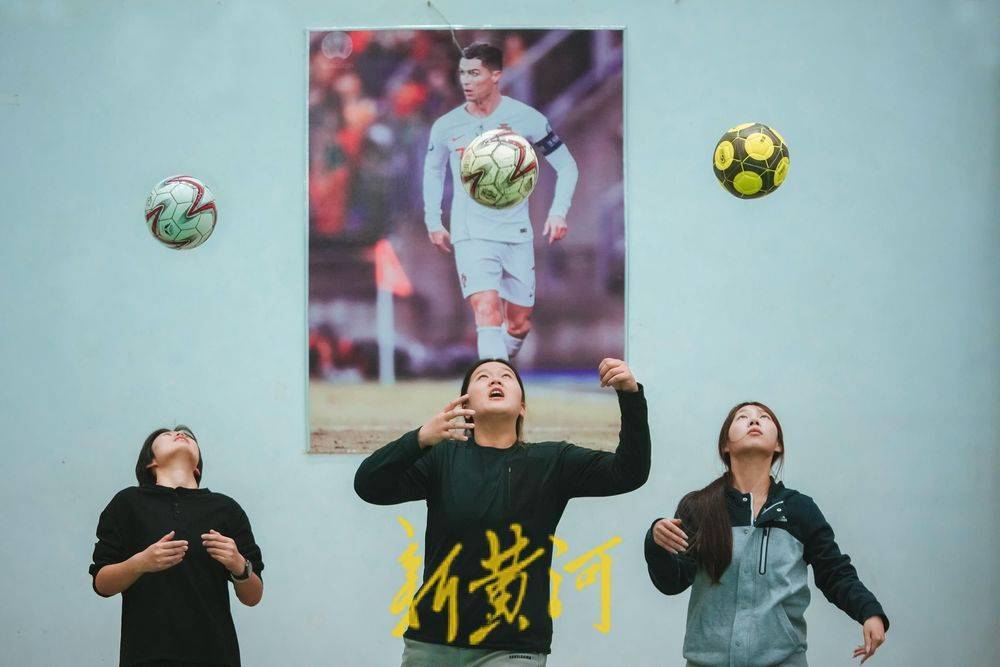 中国女足球队取得佳绩，得到表扬