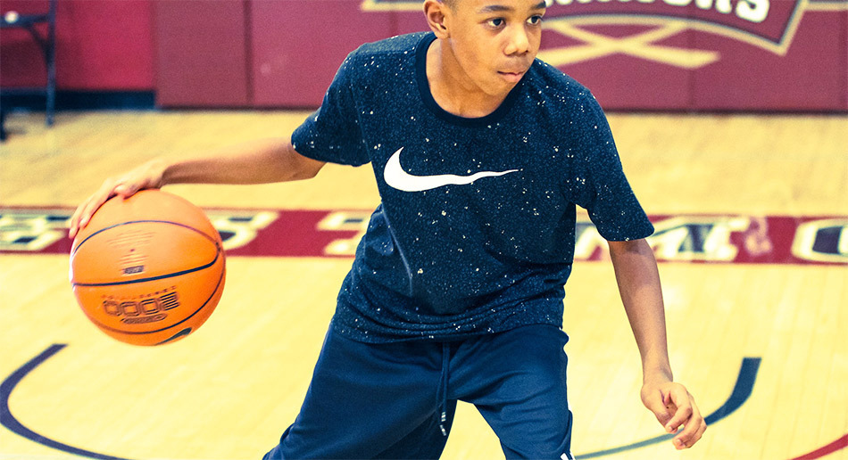 小牛队员练球甚勤身体素质提升明显 小牛队员练球甚勤身体素质提升明显