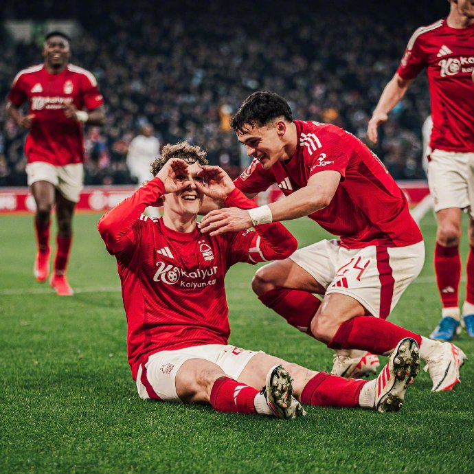 足球之巅的强队交手将擦出火花 足球之巅的强队交手将擦出火花