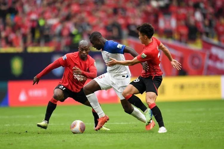 足球之巅的强队交手将擦出火花 足球之巅的强队交手将擦出火花