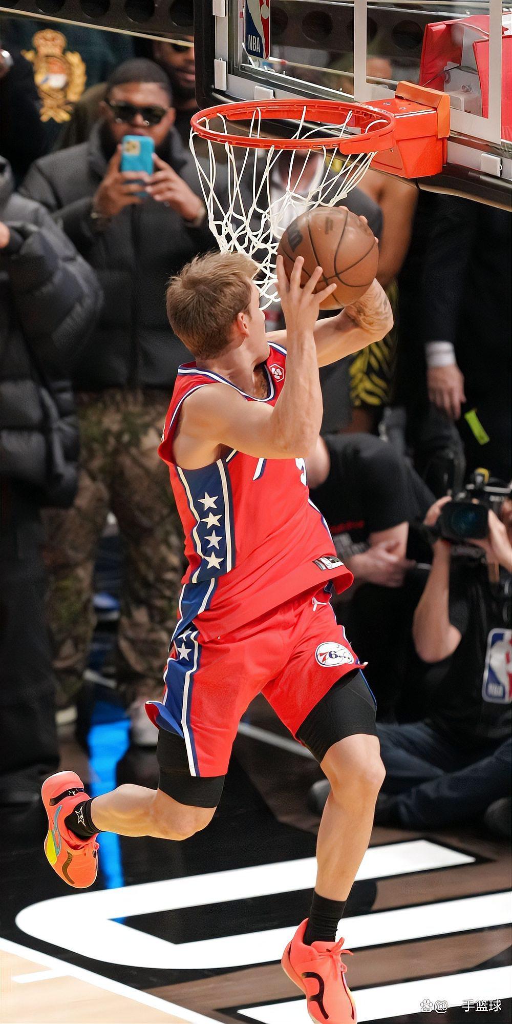 篮球明星在赛场上展现出色表现