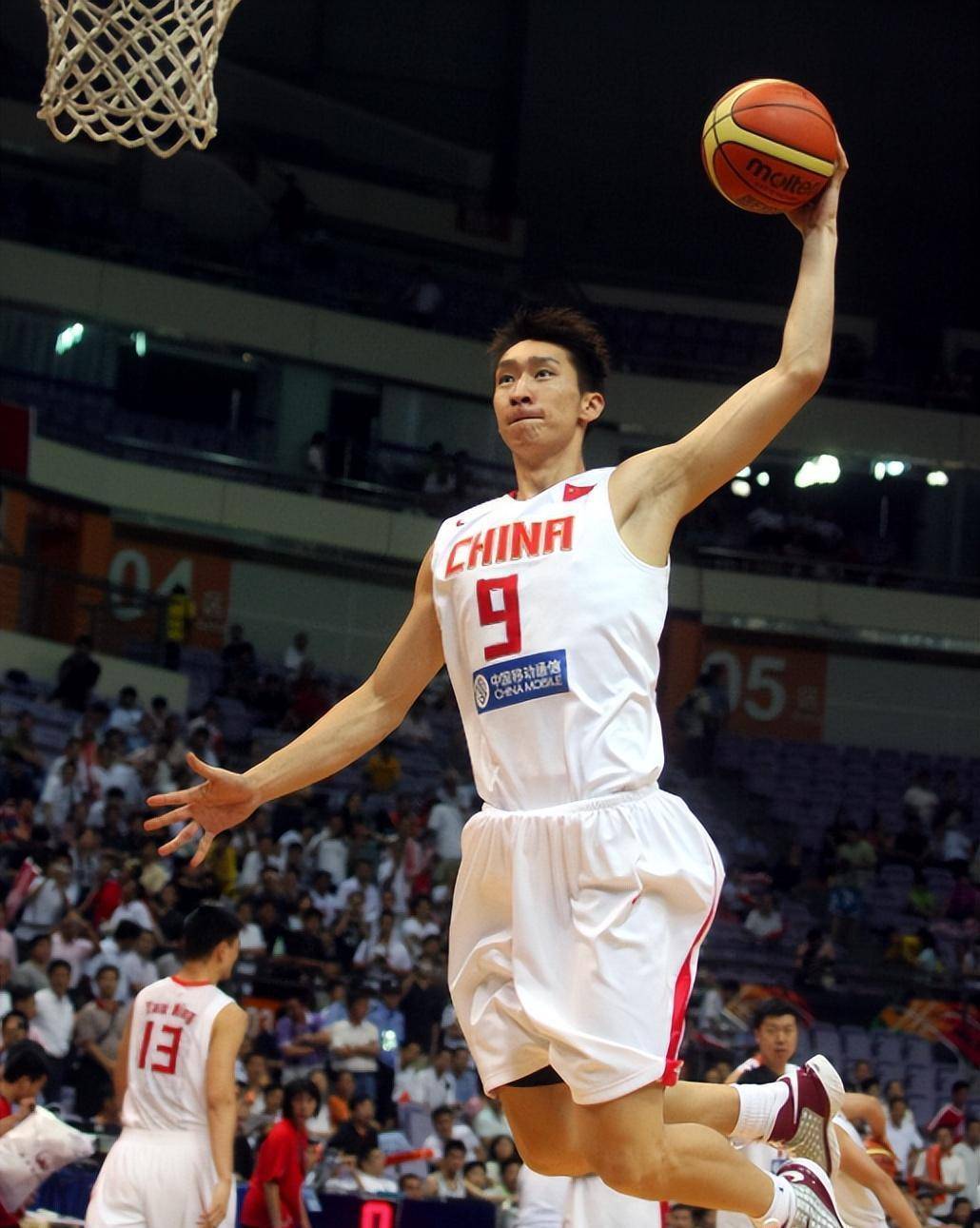 篮球明星在赛场上展现出色表现