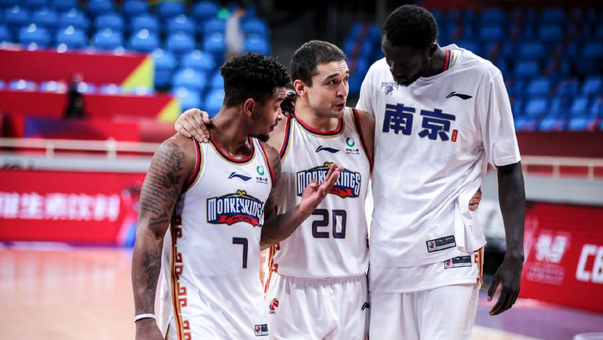 包含南京同曦队险胜广州队，取得联赛双杀的词条