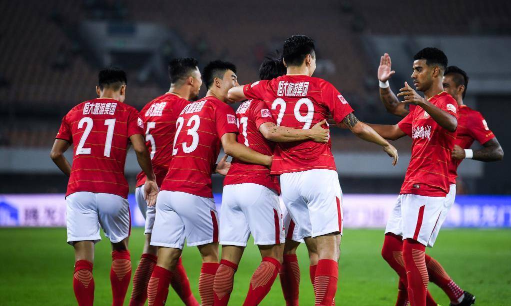 上港即将在关键战役中对决恒大,壮丽一战不容错过 上港即将在关键战役中对决恒大,壮丽一战不容错过