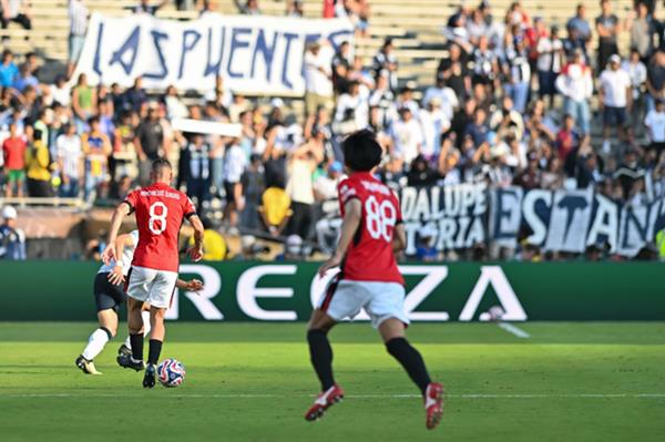 球场豪情万丈,球迷热情澎湃,比赛精彩纷呈 球场豪情万丈,球迷热情澎湃,比赛精彩纷呈