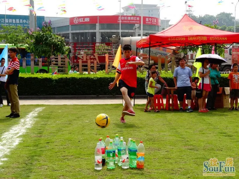球场豪情万丈,球迷热情澎湃,比赛精彩纷呈 球场豪情万丈,球迷热情澎湃,比赛精彩纷呈