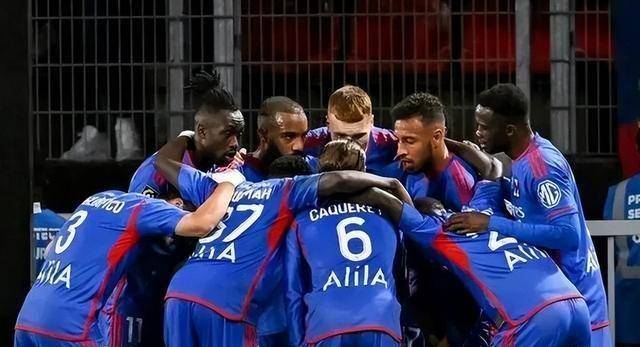 里昂球迷热情满满,助威声震天响 里昂球迷热情满满,助威声震天响