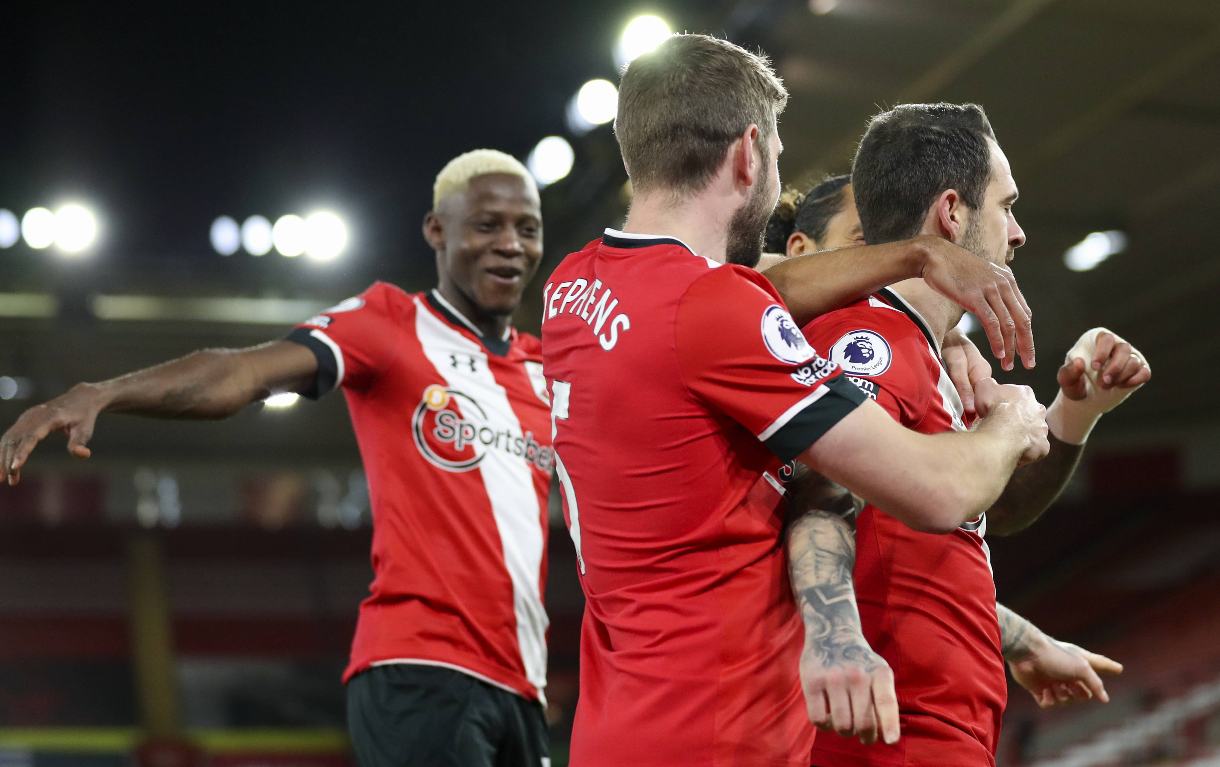 狼队客场战平埃弗顿，继续保持不败