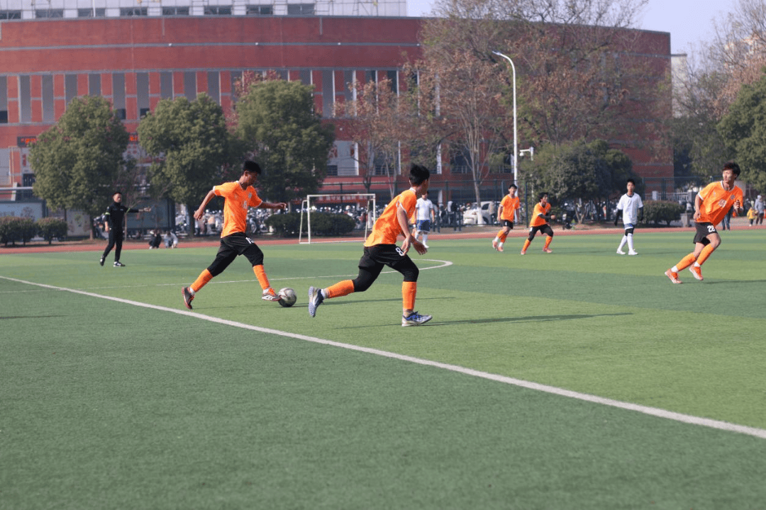 宛若幻梦：女子足球队斗志昂扬