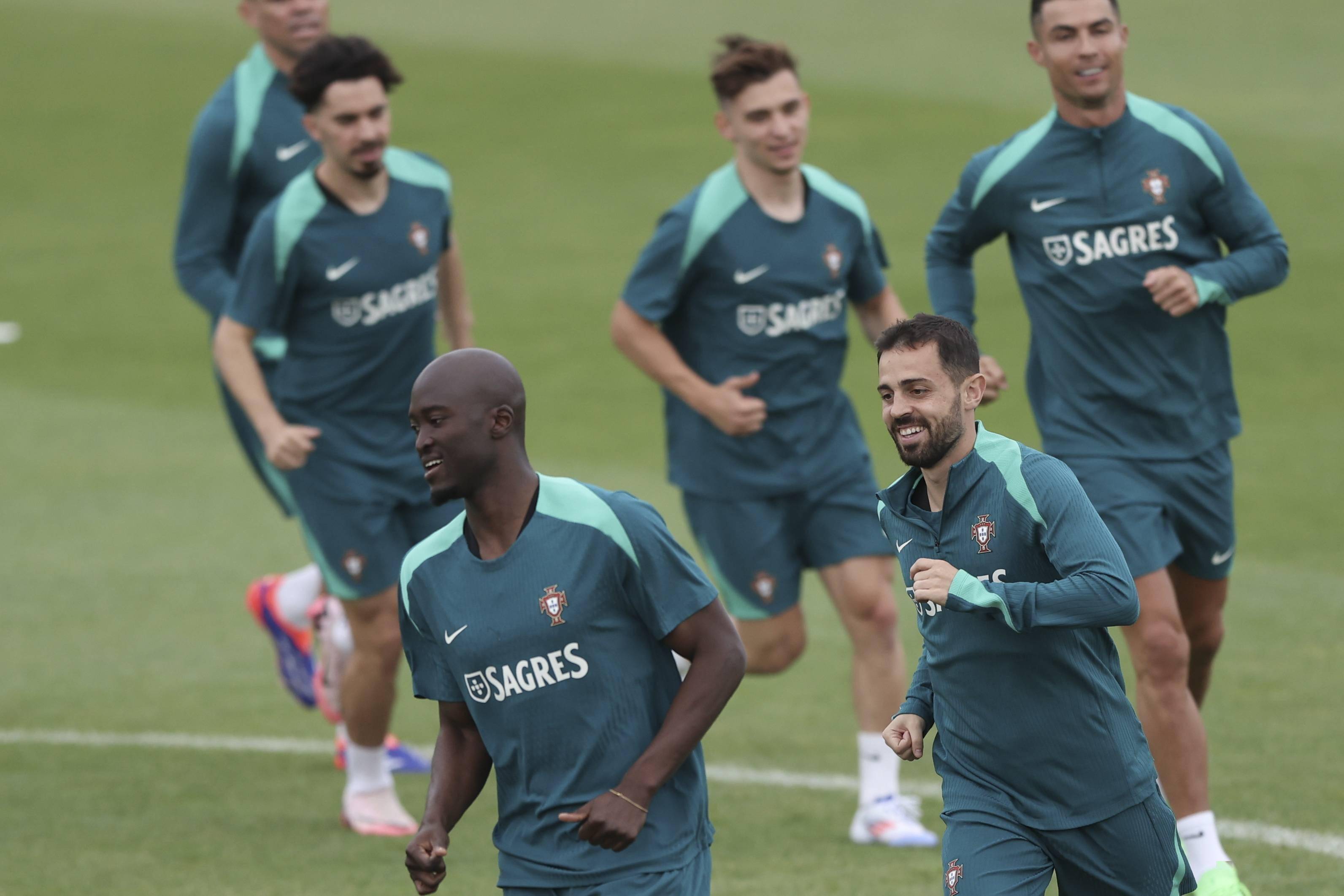 欧洲杯资格赛备战正酣，各队备战气氛浓烈