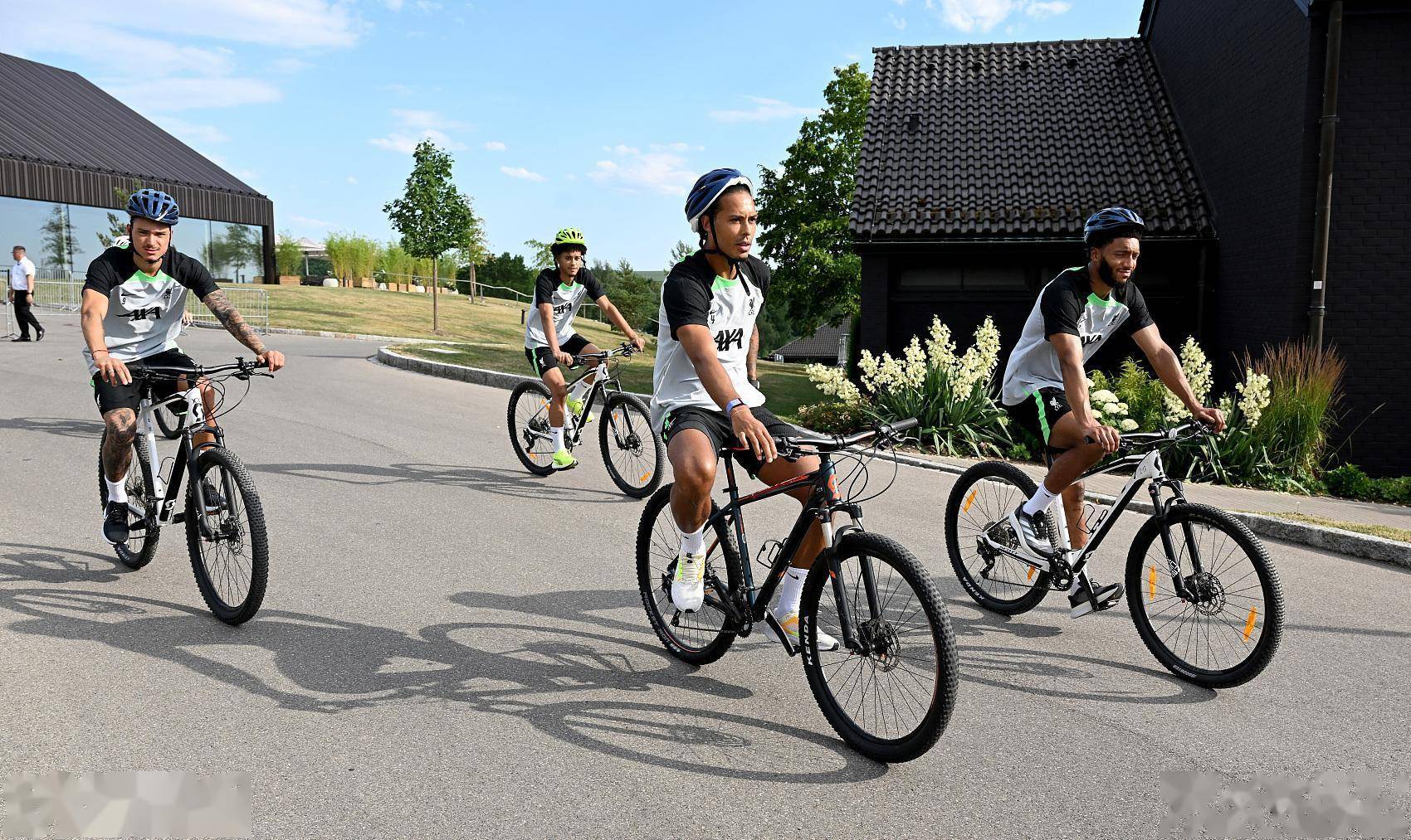 开云体育app-利物浦球员集训氛围融洽全队备战当晚出战