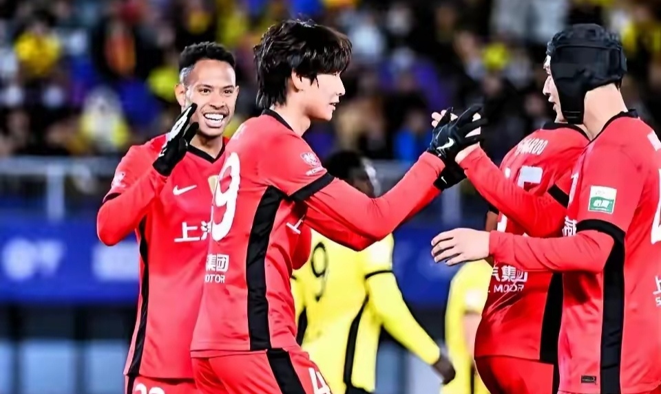 双方球队在激烈比拼后达成胜利，晋级下一轮