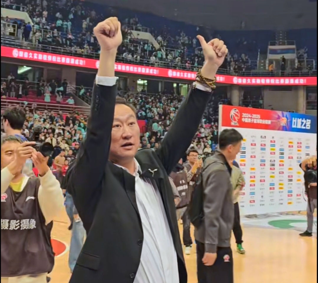 青岛队在客场取得胜利,提升战绩 青岛队在客场取得胜利,提升战绩