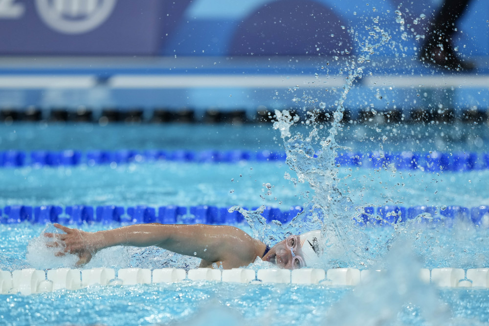 巴西选手在游泳比赛中取得胜利
