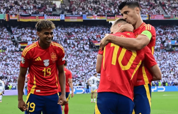 西班牙队在半决赛中获得胜利 西班牙队在半决赛中获得胜利