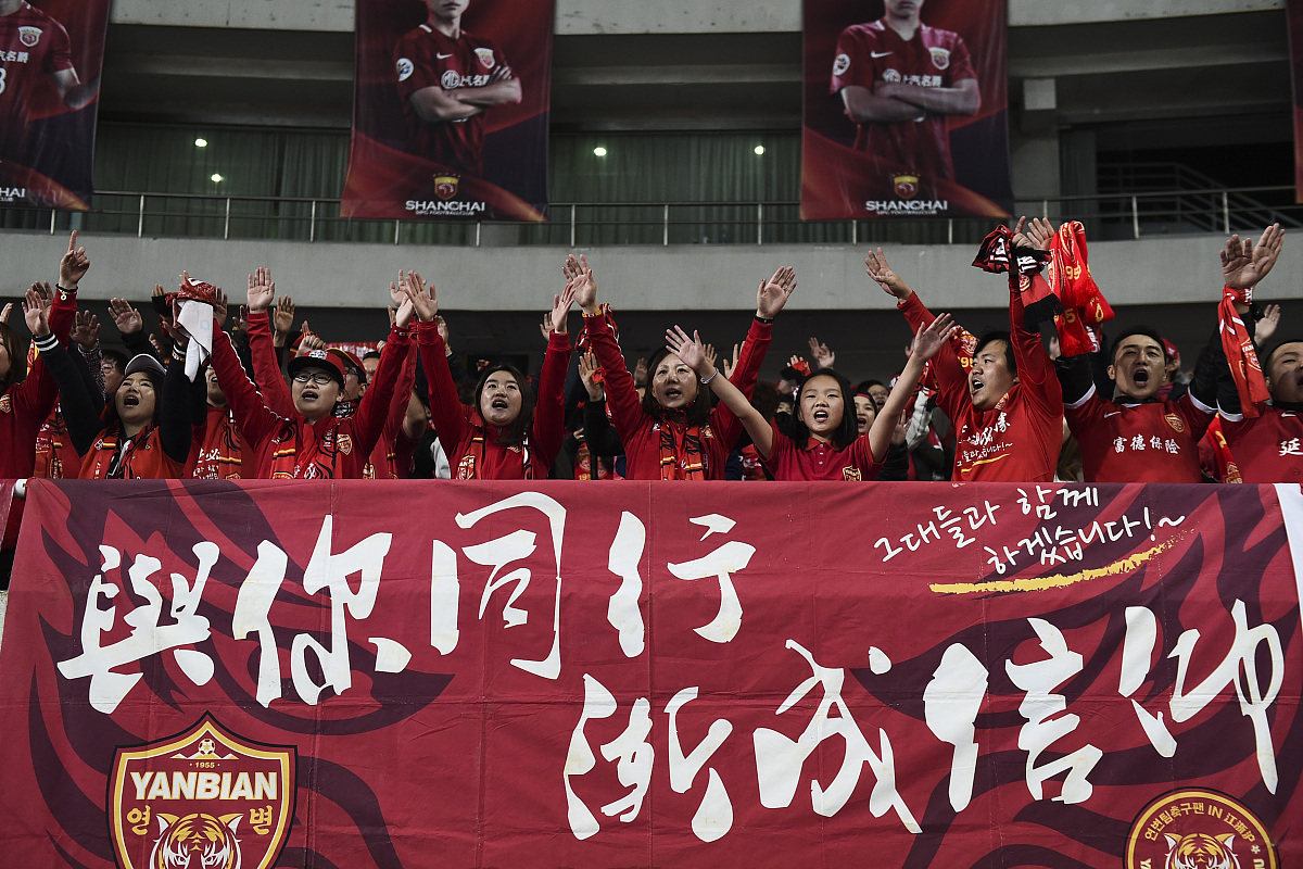 一场胜利后的欢庆瞬间:球队庆祝胜利 一场胜利后的欢庆瞬间:球队庆祝胜利