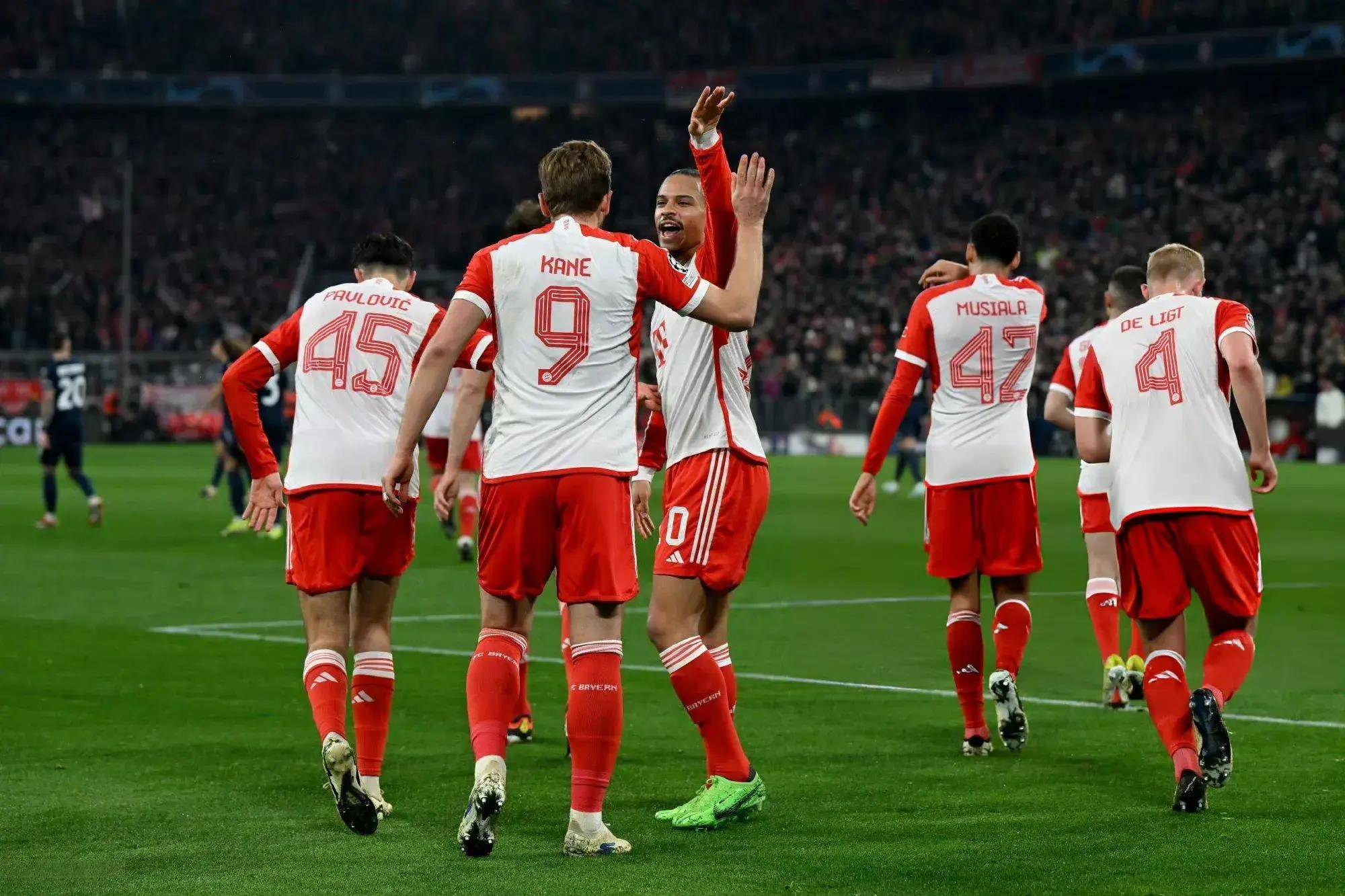 一场胜利后的欢庆瞬间:球队庆祝胜利 一场胜利后的欢庆瞬间:球队庆祝胜利