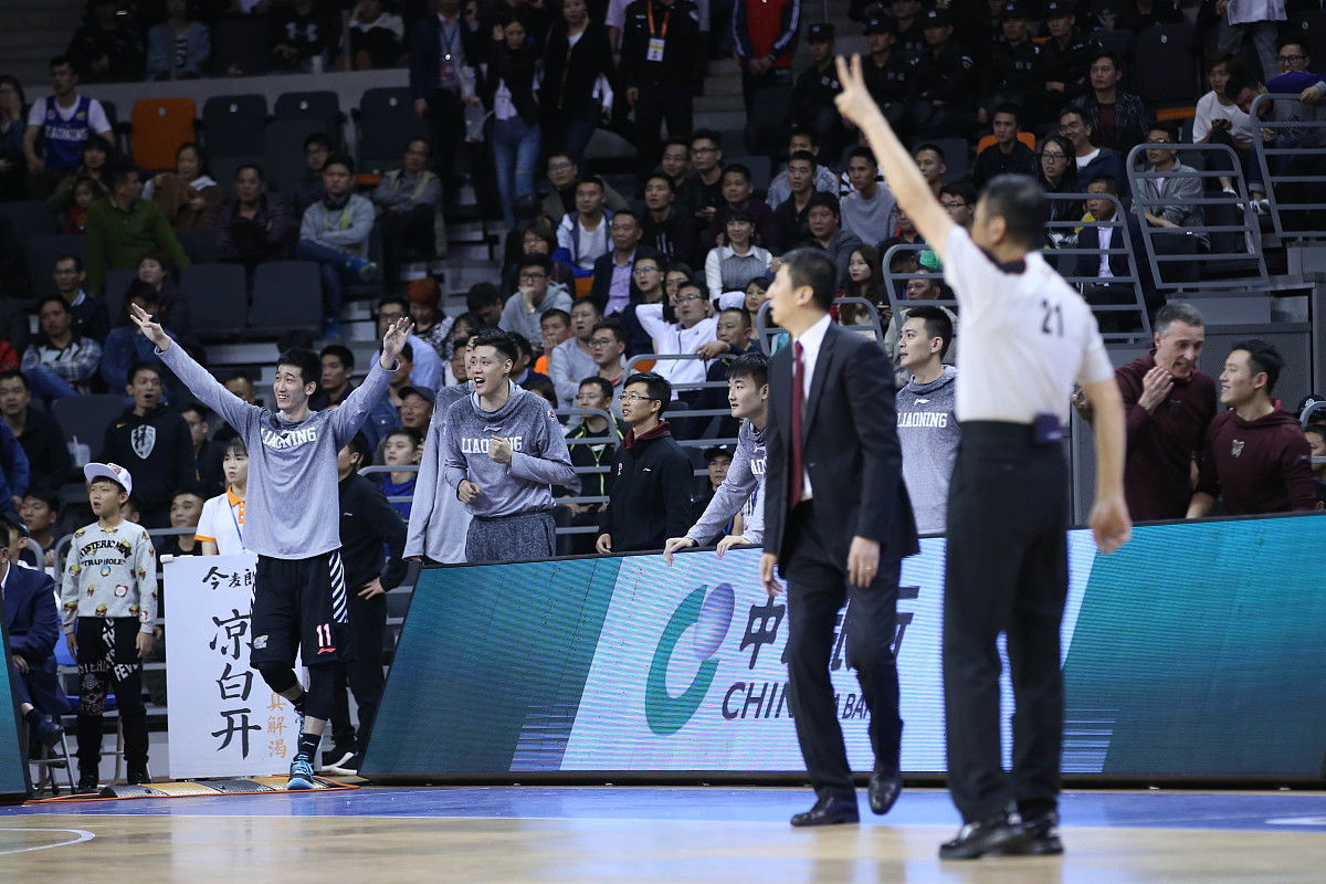 开云体育入口-篮球比赛中一名球员因伤缺席比赛