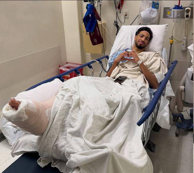 篮球比赛中一名球员因伤缺席比赛