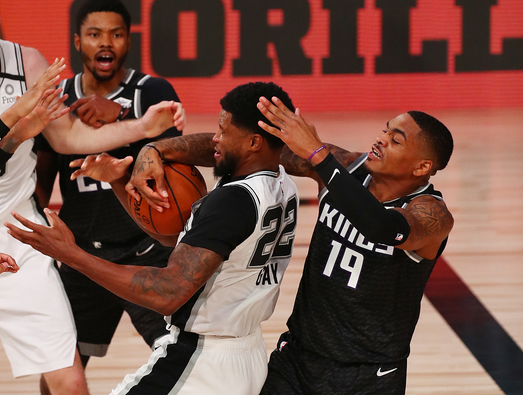 开云体育登录-马刺力克雷霆，德罗赞连续得分