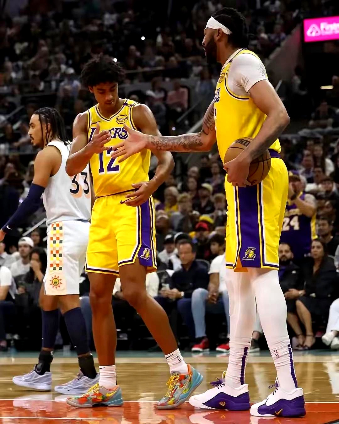 开云体育下载-湖人力克灰熊，浓眉哥砍下关键一球！