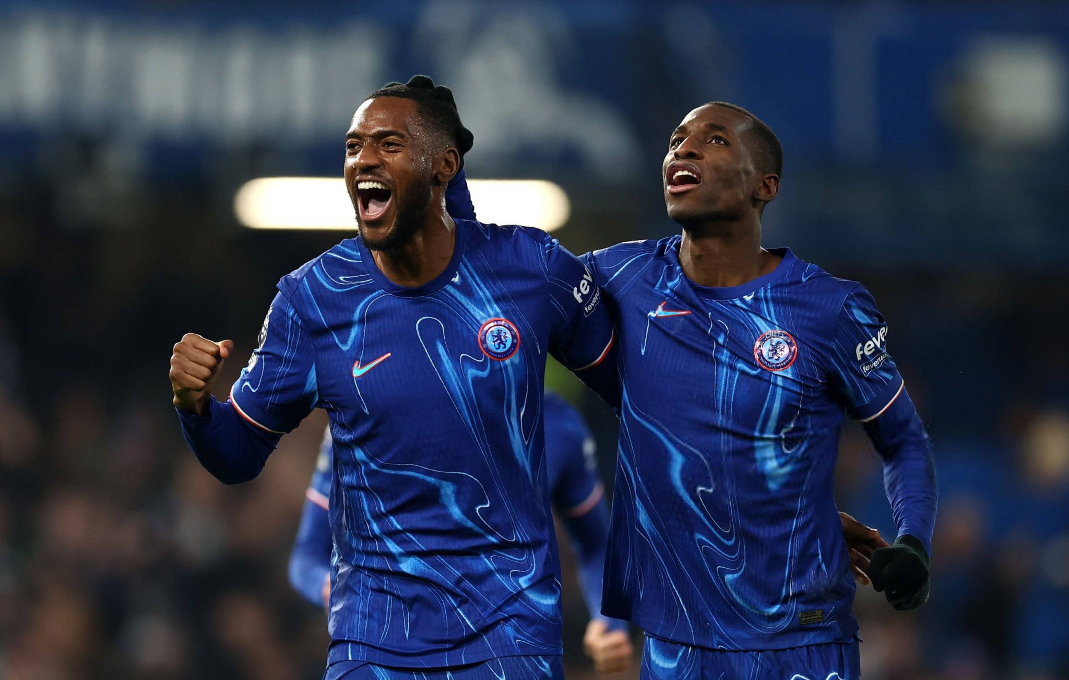 开云体育在线-切尔西主场不敌对手，球迷愤怒抗议