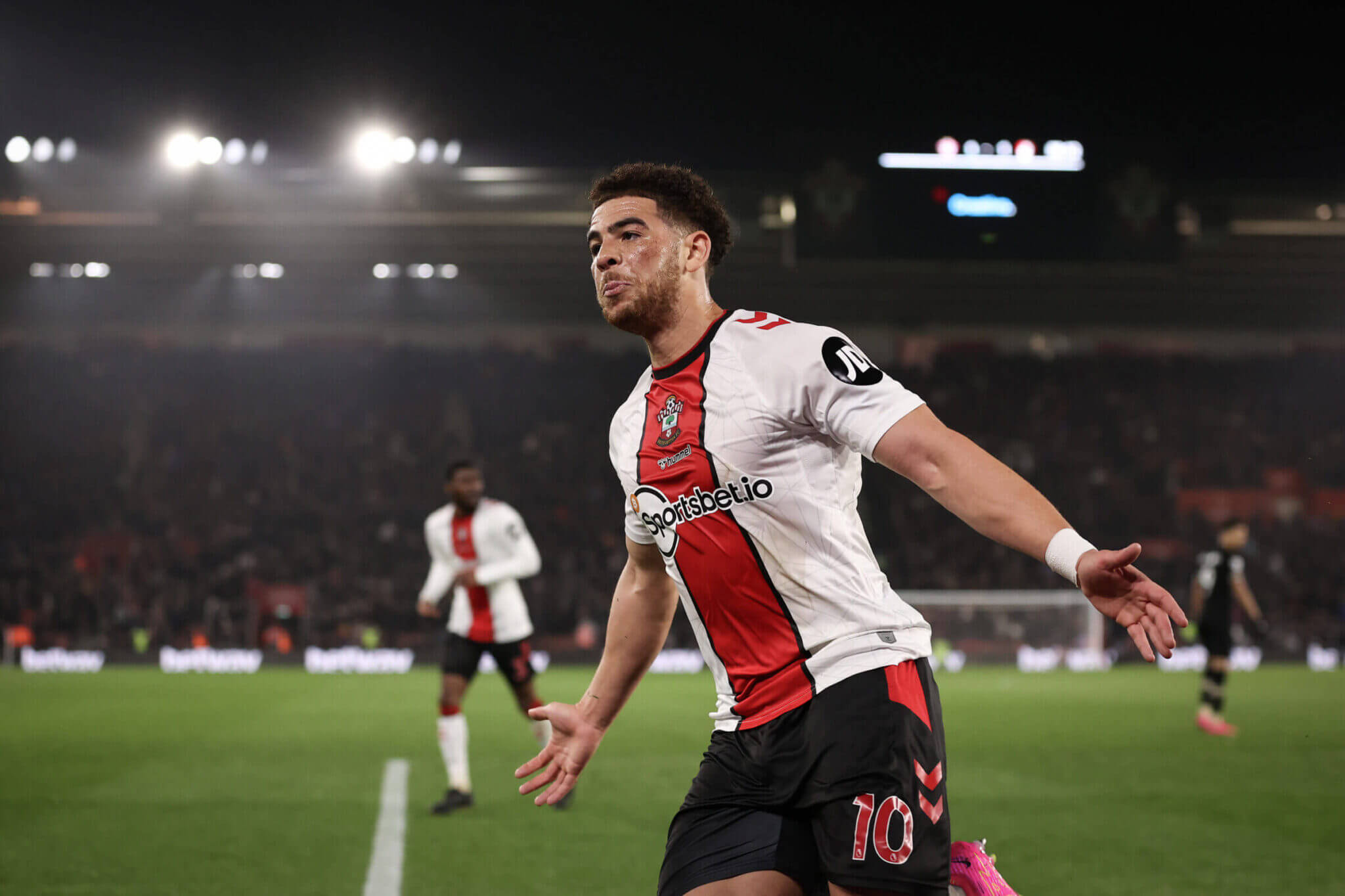 南安普顿逆转取胜,保级形势有所缓解 南安普顿逆转取胜,保级形势有所缓解